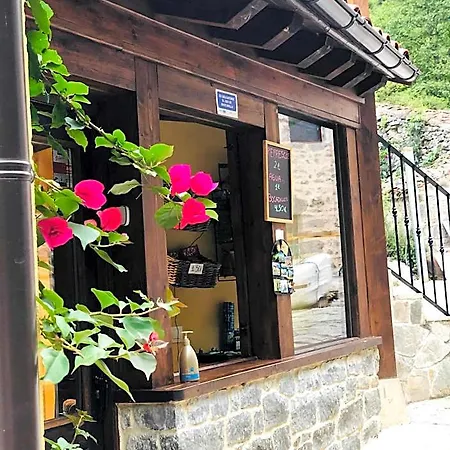 Hostel De *